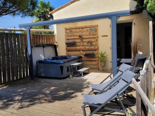 Le Mas Blanc : photo 8 de la chambre chambre double avec salle de bains privative