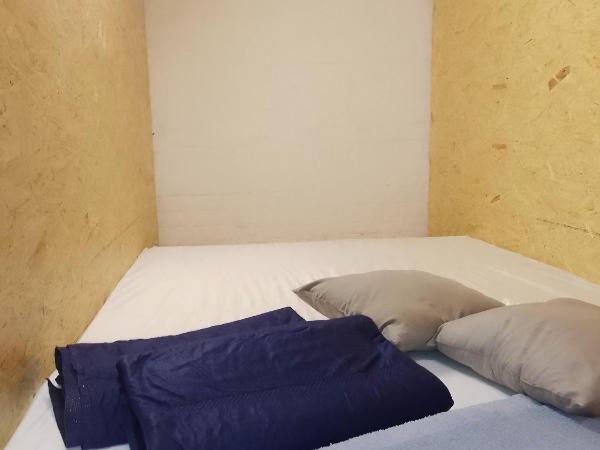 BUDGET Apt Dresden Trainstation : photo 7 de la chambre chambre double avec salle de bains commune