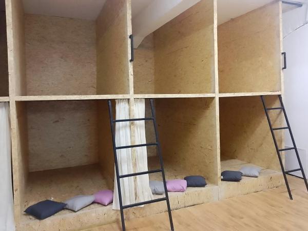 BUDGET Apt Dresden Trainstation : photo 8 de la chambre chambre double avec salle de bains commune