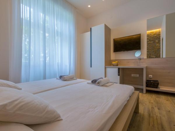 VILLA ERIKA : photo 4 de la chambre chambre double ou lits jumeaux avec douche