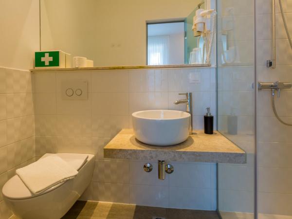 VILLA ERIKA : photo 5 de la chambre chambre double ou lits jumeaux avec douche