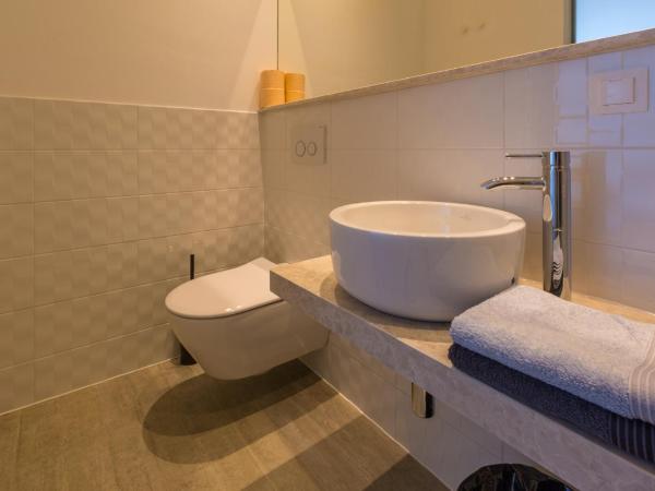 VILLA ERIKA : photo 6 de la chambre chambre double ou lits jumeaux avec douche