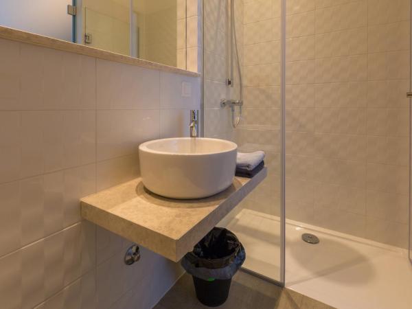 VILLA ERIKA : photo 8 de la chambre chambre double ou lits jumeaux avec douche