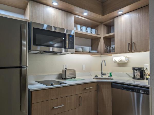 Homewood Suites by Hilton Oklahoma City Airport : photo 7 de la chambre studio lit king-size avec baignoire accessible aux personnes à mobilité réduite