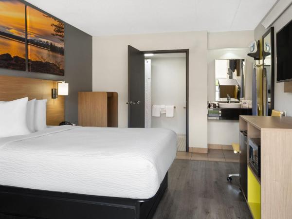 Days Inn by Wyndham Columbus Worthington : photo 2 de la chambre chambre lit queen-size pour personnes à mobilité réduite avec douche accessible en fauteuil roulant - non-fumeurs