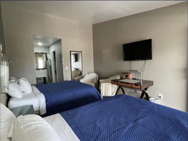 Crown Motel Downtown Fremont St : photo 4 de la chambre chambre supérieure avec 2 lits queen-size