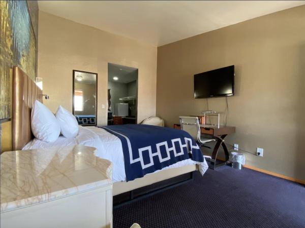 Crown Motel Downtown Fremont St : photo 3 de la chambre chambre standard lit queen-size