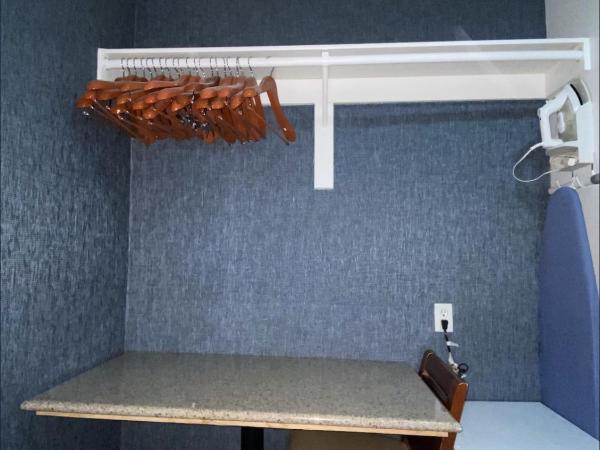 Crown Motel Downtown Fremont St : photo 4 de la chambre suite deluxe avec lit king-size