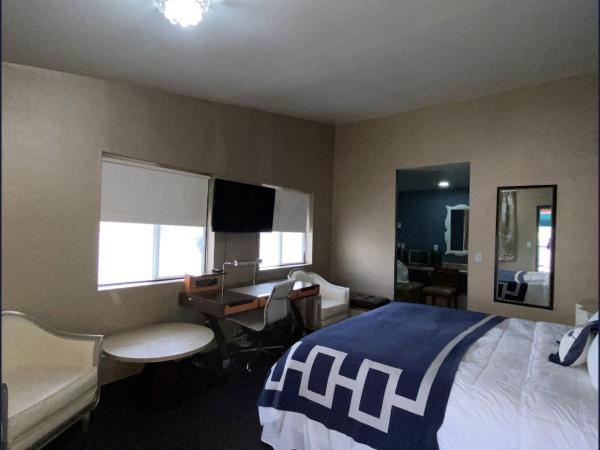 Crown Motel Downtown Fremont St : photo 1 de la chambre suite deluxe avec lit king-size