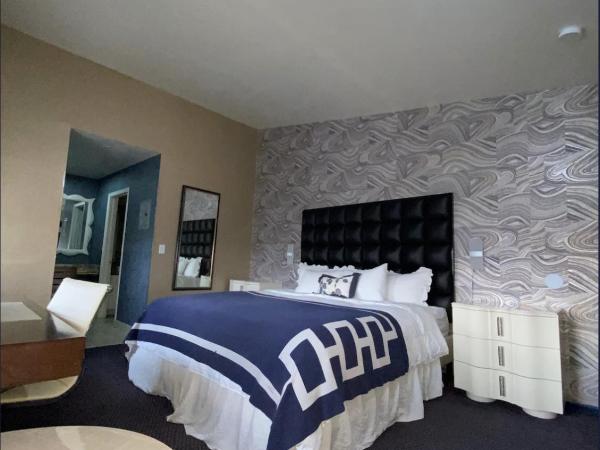 Crown Motel Downtown Fremont St : photo 2 de la chambre suite deluxe avec lit king-size