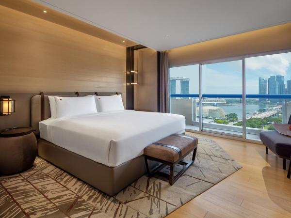 Swissotel The Stamford Singapore : photo 1 de la chambre premier marina bay, 1 king, balcony, marina bay view