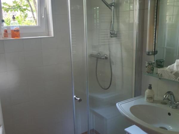 Le Clos du Moulin Dijon, avec piscine, jardin calme et romantique, la campagne à la ville : photo 3 de la chambre chambre double - vue sur jardin