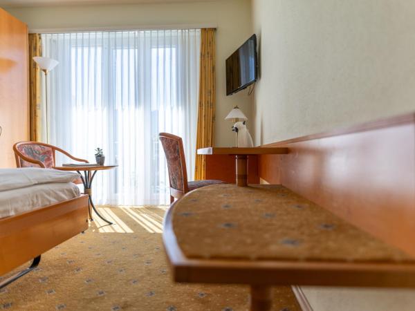 Hotel La Perla : photo 6 de la chambre economy double room with balcony lake side