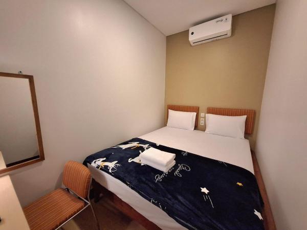 Senayan Stay : photo 1 de la chambre chambre double avec salle de bains commune