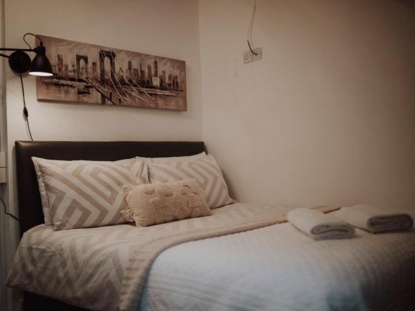 16 Pilrig Guest House : photo 3 de la chambre chambre lits jumeaux avec salle de bains privative séparée