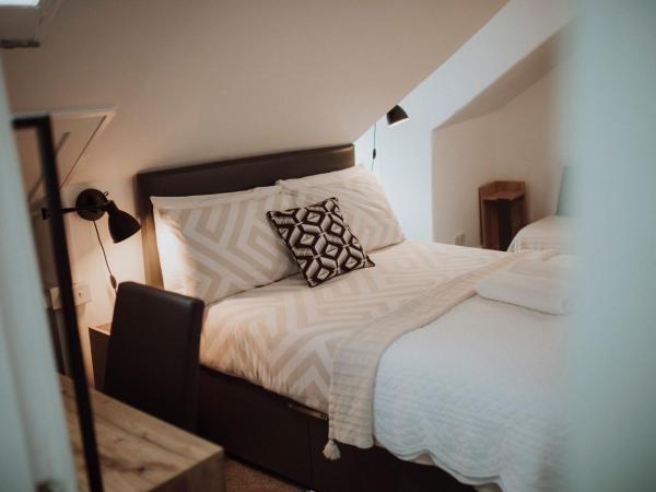 16 Pilrig Guest House : photo 3 de la chambre chambre double avec salle de bains privative