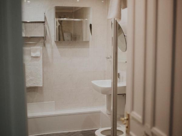 16 Pilrig Guest House : photo 3 de la chambre chambre double avec salle de bains privative extérieure