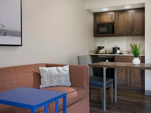Hampton Inn Northwood : photo 3 de la chambre suite junior lit king-size avec canapé-lit – non-fumeurs