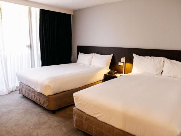 Mercure Brisbane Spring Hill : photo 1 de la chambre superior double room with two double beds and balcony