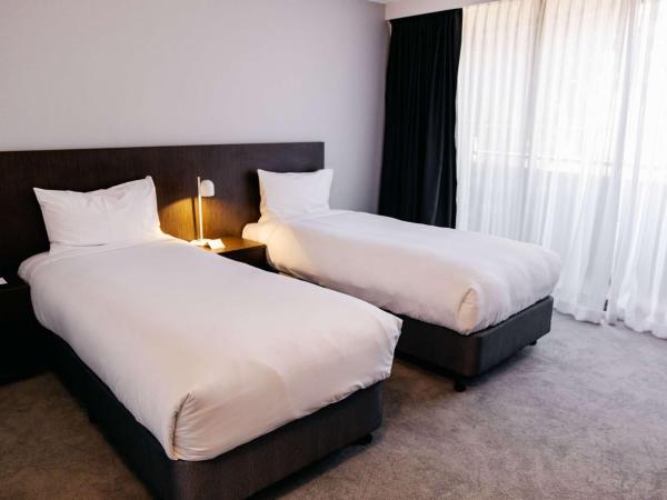 Mercure Brisbane Spring Hill : photo 1 de la chambre chambre lits jumeaux supérieure avec balcon