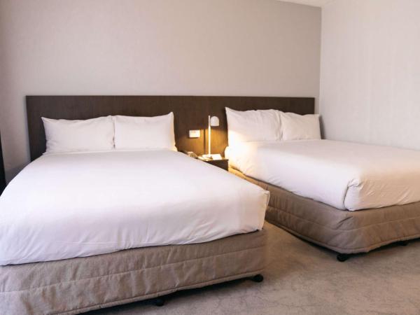 Mercure Brisbane Spring Hill : photo 2 de la chambre superior double room with two double beds and balcony