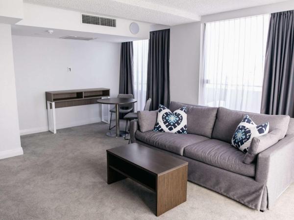 Mercure Brisbane Spring Hill : photo 5 de la chambre suite junior lit king-size avec balcon