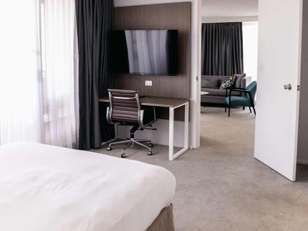 Mercure Brisbane Spring Hill : photo 1 de la chambre family queen suite with two twin beds and balcony - view