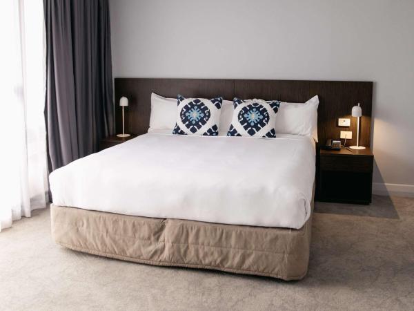 Mercure Brisbane Spring Hill : photo 7 de la chambre suite junior lit king-size avec balcon