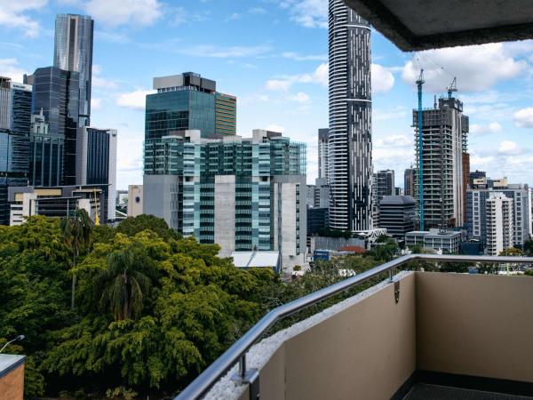 Mercure Brisbane Spring Hill : photo 9 de la chambre family queen suite with two twin beds and balcony - view