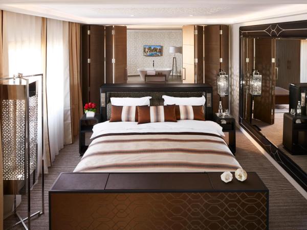 Mövenpick Hotel Mansour Eddahbi Marrakech : photo 7 de la chambre penthouse 2 chambres avec salon et piscine privée