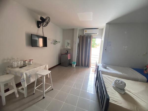 Jenny Hostel HuaHin : photo 4 de la chambre chambre triple avec salle de bains privative