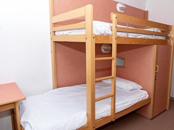 Auberge de Jeunesse HI Nîmes : photo 3 de la chambre chambre quadruple avec douche