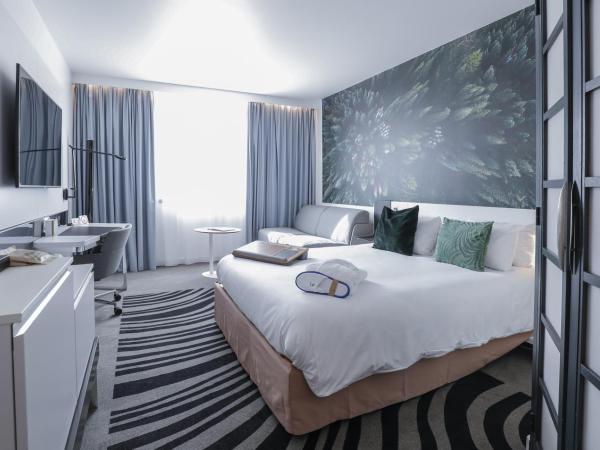 Novotel Luxembourg Centre : photo 5 de la chambre chambre exécutive avec lit queen-size et canapé