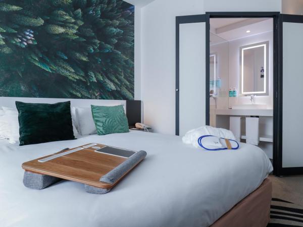 Novotel Luxembourg Centre : photo 6 de la chambre chambre exécutive avec lit queen-size et canapé