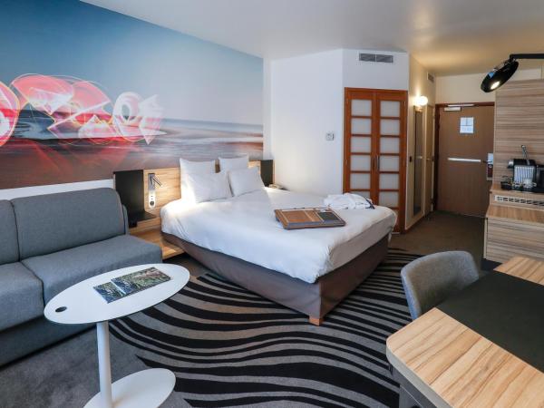 Novotel Luxembourg Centre : photo 1 de la chambre chambre lit queen-size supérieure avec canapé