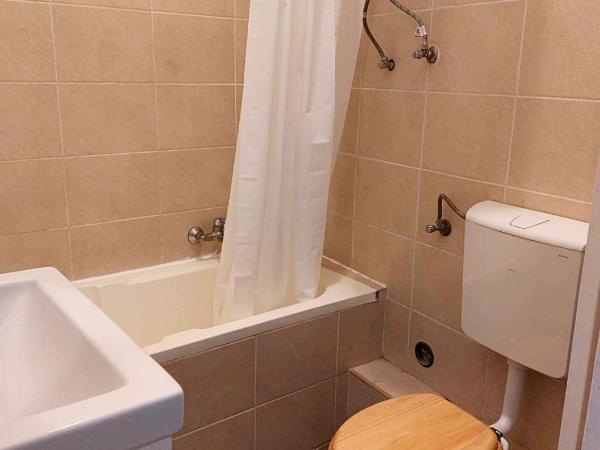 GoodMo Budapest Smart Rooms : photo 10 de la chambre chambre lits jumeaux avec salle de bains commune