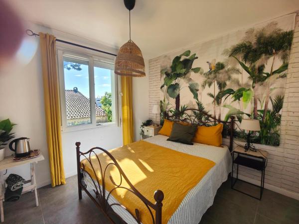 Chambre, café ou thé, micro-ondes, terrasse et jardin en partage Bus toute direction et centre SIX-FOURS à quelques pas : photo 4 de la chambre chambre double