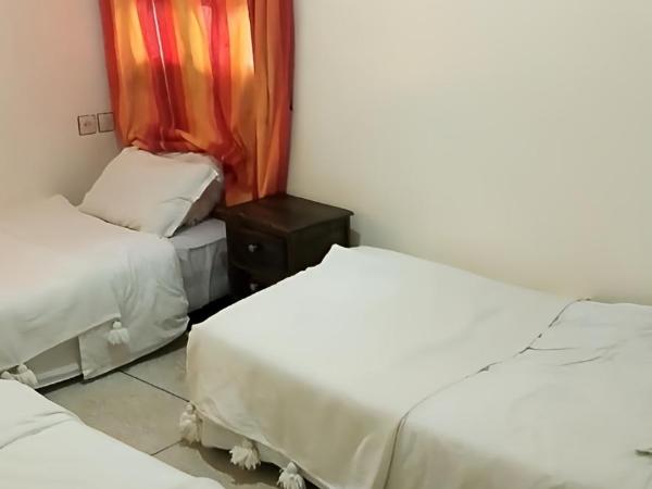 Tildi surf house : photo 3 de la chambre chambre triple - vue sur jardin