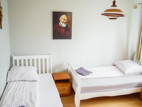 Dom Pielgrzyma Przystanek Wiara : photo 1 de la chambre studio familial