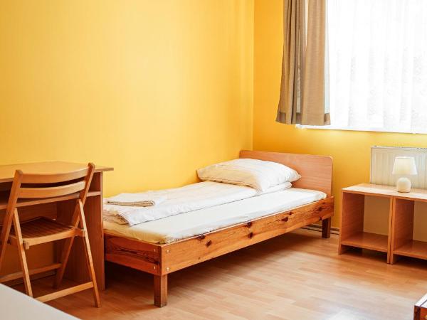 Dom Pielgrzyma Przystanek Wiara : photo 3 de la chambre chambre triple avec salle de bains privative