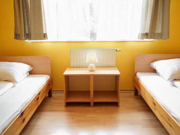 Dom Pielgrzyma Przystanek Wiara : photo 5 de la chambre chambre triple avec salle de bains privative