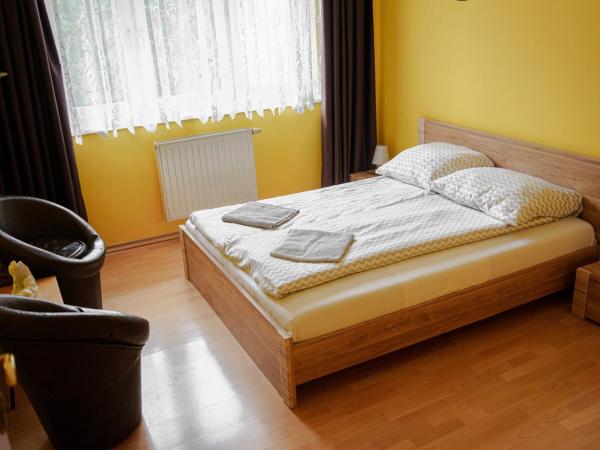 Dom Pielgrzyma Przystanek Wiara : photo 1 de la chambre chambre double avec salle de bains privative