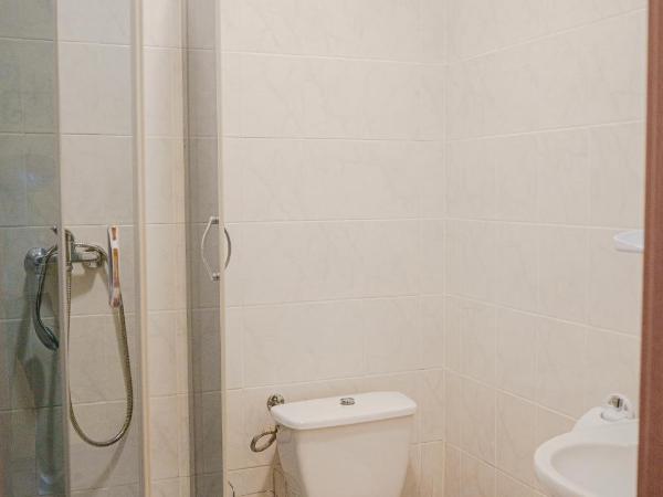 Dom Pielgrzyma Przystanek Wiara : photo 5 de la chambre chambre double avec salle de bains privative