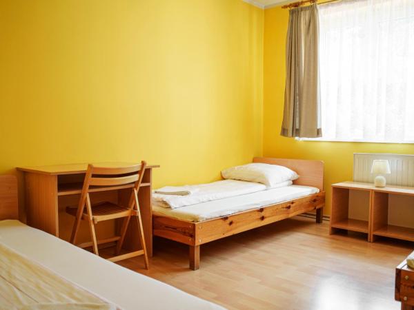 Dom Pielgrzyma Przystanek Wiara : photo 2 de la chambre chambre triple avec salle de bains privative