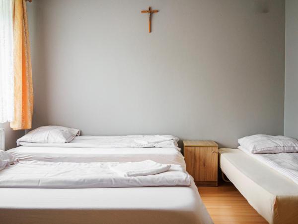 Dom Pielgrzyma Przystanek Wiara : photo 3 de la chambre studio familial