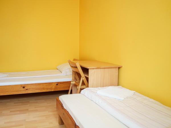 Dom Pielgrzyma Przystanek Wiara : photo 1 de la chambre chambre triple avec salle de bains privative