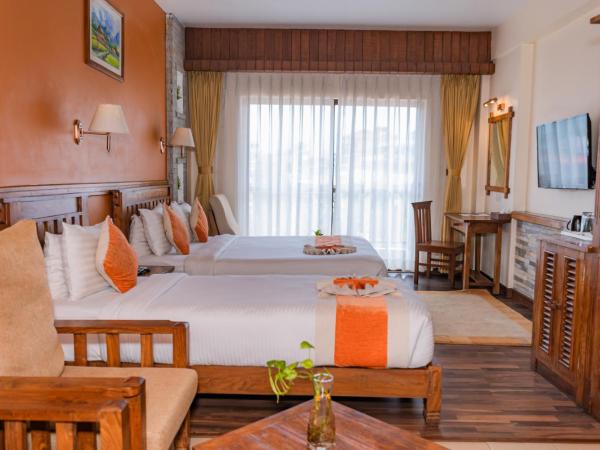 Pokhara Batika : photo 3 de la chambre deluxe family room with private balcony and lake or  mountain view