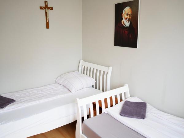 Dom Pielgrzyma Przystanek Wiara : photo 2 de la chambre studio familial