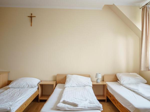 Dom Pielgrzyma Przystanek Wiara : photo 2 de la chambre chambre familiale avec salle de bains privative