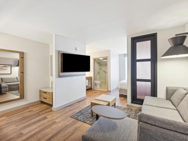 Hyatt Place San Antonio Northwest/Medical Center : photo 3 de la chambre chambre avec 2 lits doubles et canapé-lit